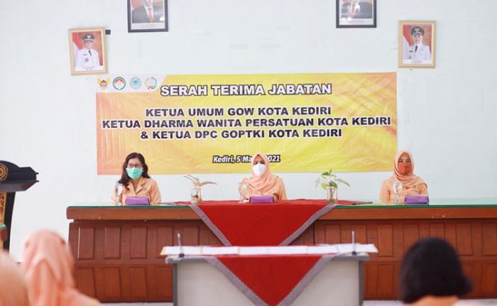 Kukuhkan Ketua DWP, GOW, dan DPC GOPTKI Kota Kediri, Bunda Fey: Selamat Bertugas