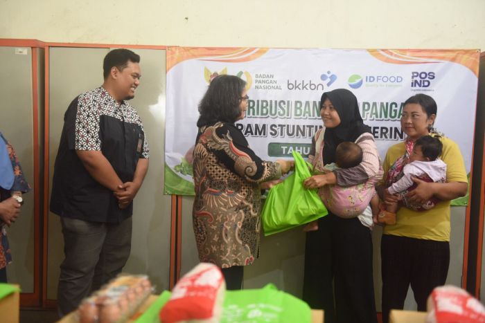 Program Pengentasan Stunting, Pj Wali Kota Kediri Serahkan Bantuan Cadangan Pangan Pemerintah