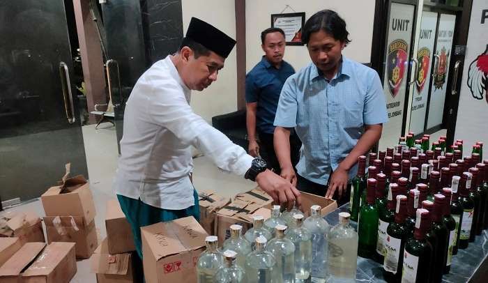 Razia di Bulan Ramadan, Polres Jombang Amankan Ratusan Botol Miras dari 8 Penjual