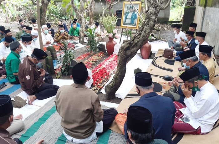 Puncaki Harlah NU ke-98, PCNU Sidoarjo Ziarahi Makam Masyayikh