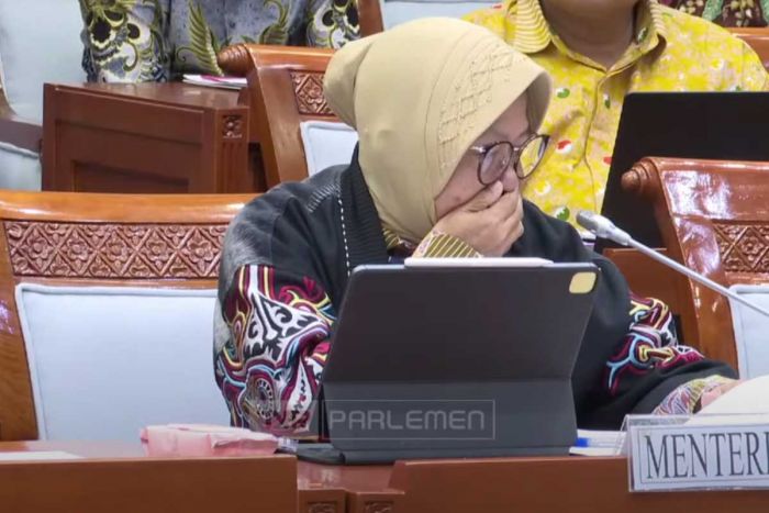 ​Risma Menangis Ketika Dengar Lansia 90 Tahun di Magetan Tak Terima Bansos