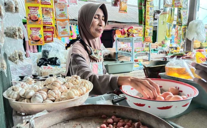 Harga Bahan Pokok di Pasar Tuban Belum Turun