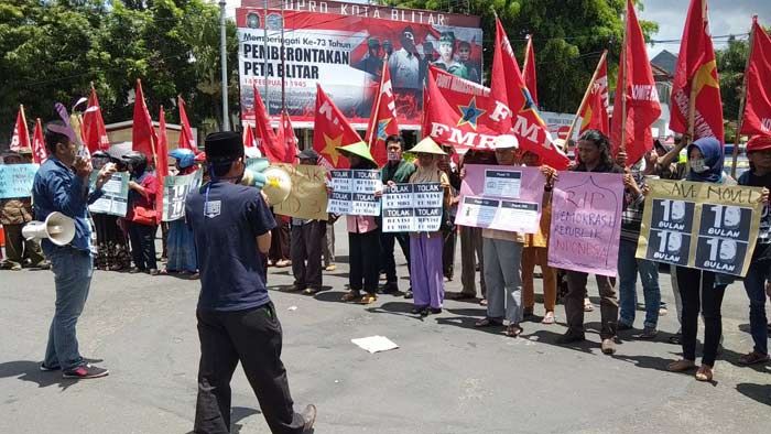 Tolak UU MD3, KRPK Blitar Lakukan Aksi Tutup Mulut