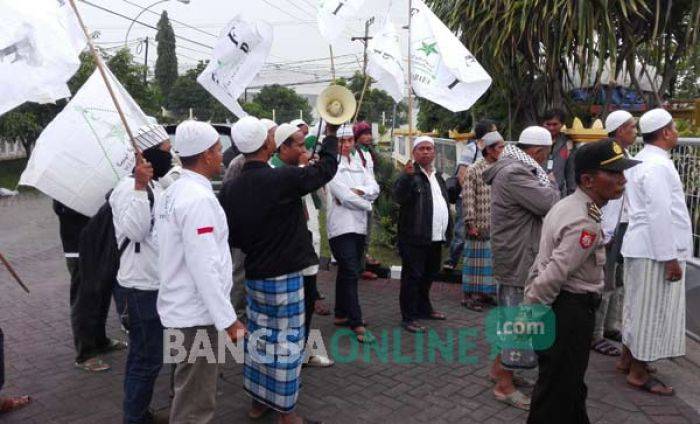 Terdakwa Sandal Berlafadz Allah Dituntut Ringan, FPI Geruduk Kejari Gresik