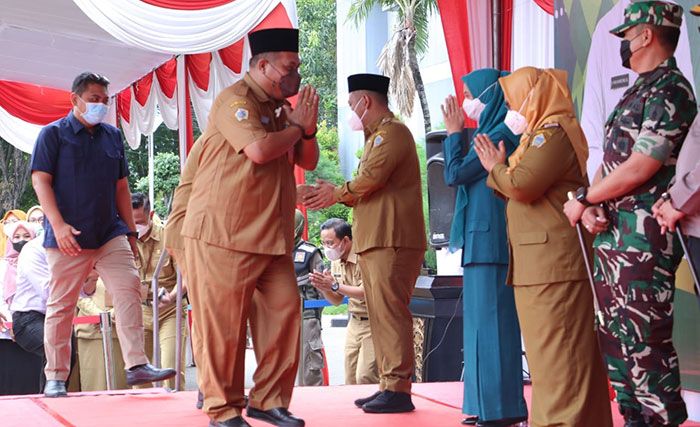 Hari Pertama Kerja Usai Lebaran, Bupati Gresik Ajak ASN Tegakkan Prokes Covid-19