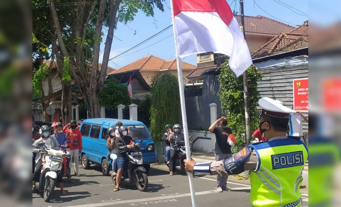 Polisi Lalu Lintas di Banyuwangi Hentikan Pengguna Jalan Saat Detik-detik Proklamasi HUT RI