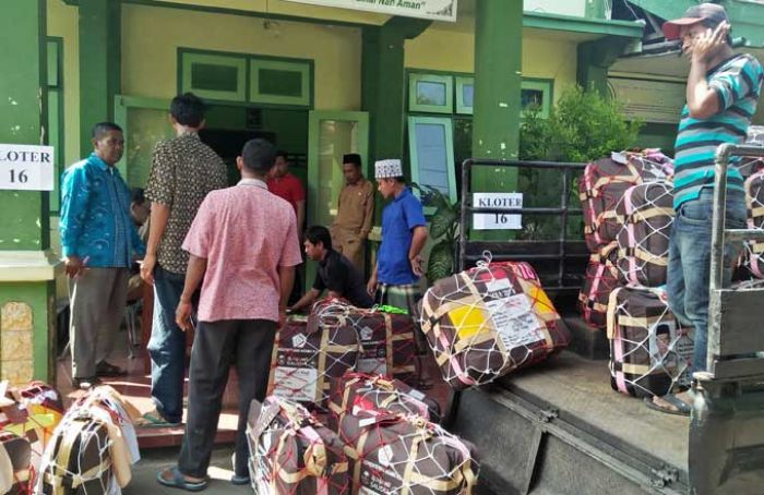 Jelang Pemberangkatan, Ratusan CJH Asal Tuban Kumpulkan Koper di Kantor Kemenag