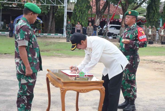 Wabup Pamekasan dan Pamen Ahli Bidang OMSP Pangdam V Brawijaya Tutup TMMD ke-115