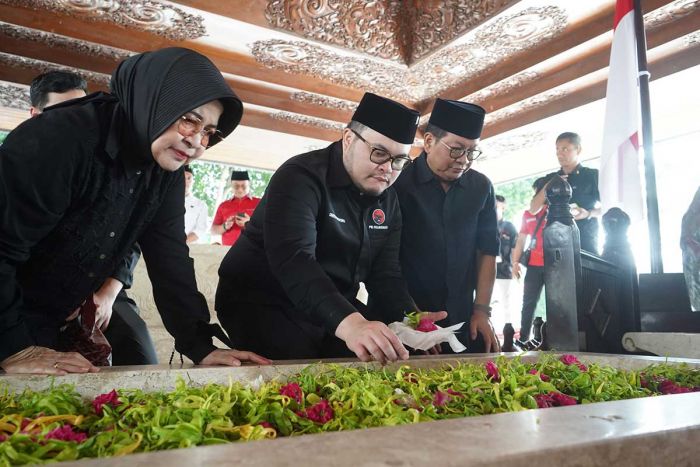 Ziarah ke Makam Bung Karno, Bupati Kediri: Teruskan Api Perjuangan