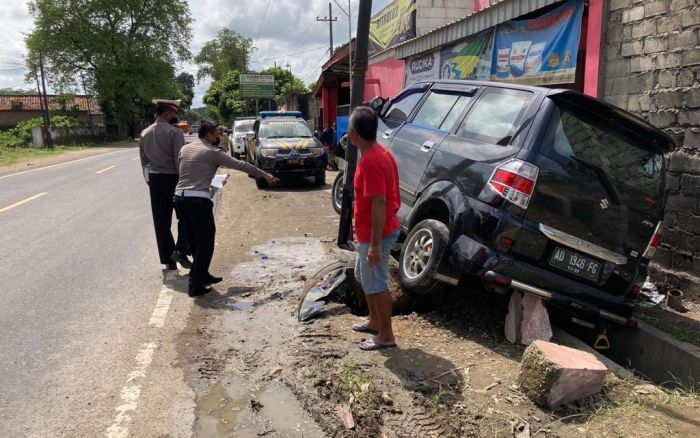 Kecelakaan Hingga Masuk ke Kolong Mobil, Pemotor di Blitar Meregang Nyawa