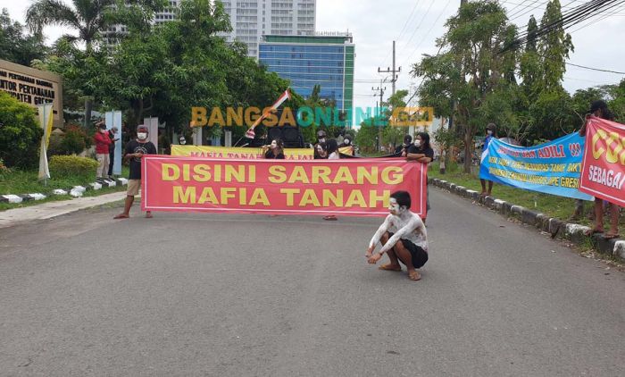 Tuntut Kepala BPN Gresik Dicopot, Aliansi Berantas Mafia Tanah Demo Telanjang Dada