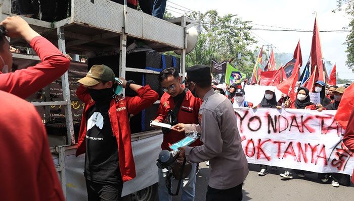 Polresta Sidoarjo Kawal Demo Mahasiswa dengan Humanis