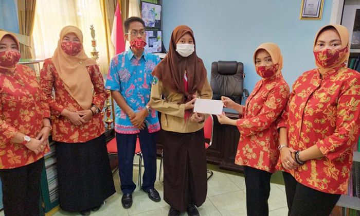 Bantu Siswa Kurang Mampu, Dharma Wanita Kota Batu Beri Beasiswa