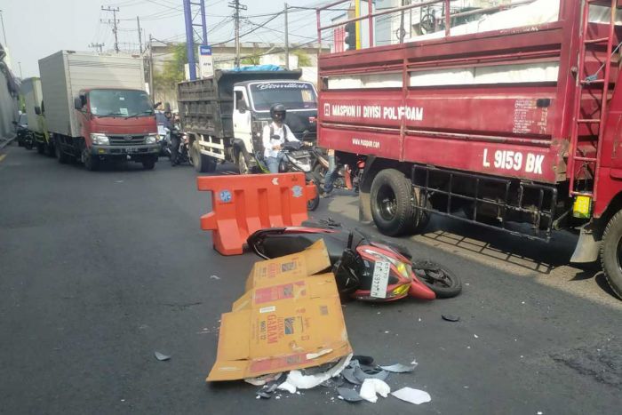 Kurang Waspada, Pengendara Motor di Jembatan Layang Waru Sidoarjo Terlindas Truk Tangki