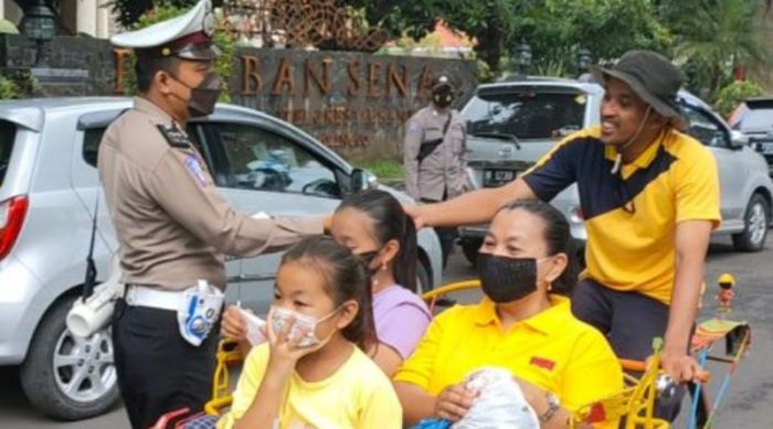 Satlantas Polres Probolinggo Kota Bagikan Masker di Pasar Tugu Alun-Alun