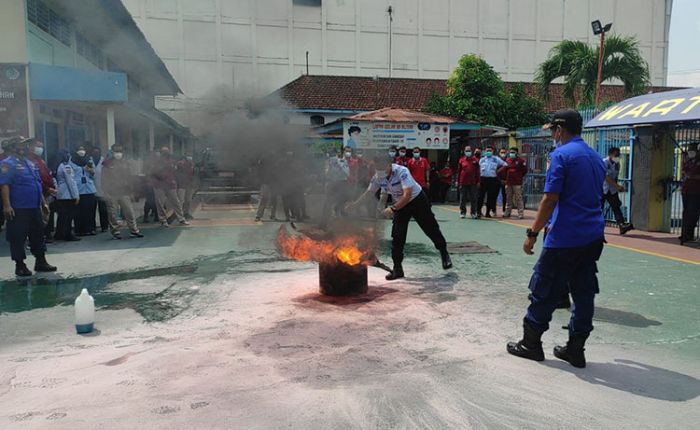 Antisipasi Kebakaran, Petugas Lapas Kelas IIB Blitar Dilatih Memadamkan Api