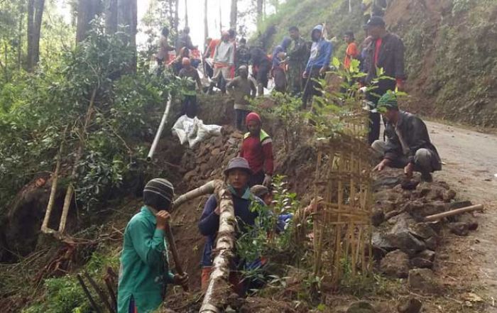 Longsor, Jalur Desa Genilangit - Dukuh Wonomulyo Ditambal Tanggul