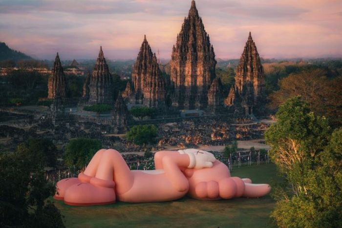 Patung Raksasa KAWS Hadir di Candi Prambanan hingga Akhir Agustus 2023, Segini Harga Tiketnya