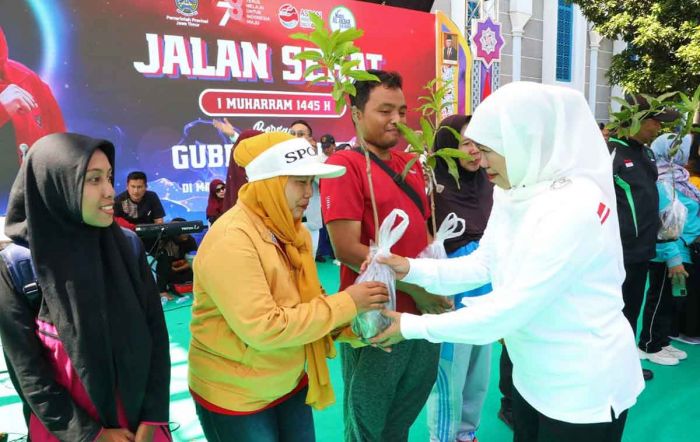 Awal Tahun 1445 H, Gubernur Khofifah Bagikan 1.445 Bibit Pohon untuk Masyarakat