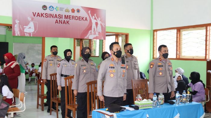 ​Dukung Program Pemerintah, Kapolres Batu Tinjau Vaksinasi Merdeka Anak di SDN Giripurno 02