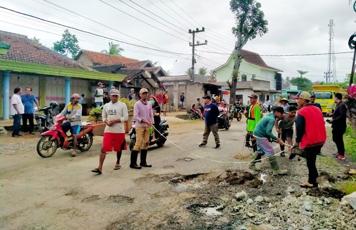 Jawab Aspirasi Masyarakat, PT Bumi Suksesindo dan Pemkab Banyuwangi Mulai Perbaiki Jalan