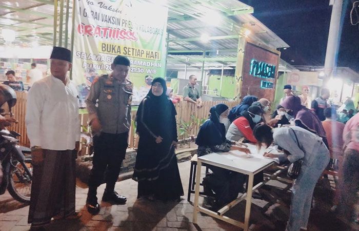 Kabag Ops Polres Pasuruan Pantau Vaksinasi Malam Hari di Gempol