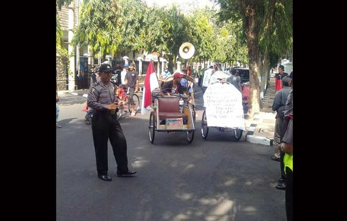 Tuntut Pembubaran Go-Jek, Ratusan Tukang Becak di Kediri Datangi Balai Kota