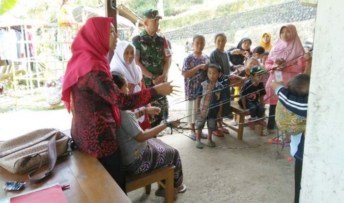 Satgas TMMD Bantu Pengecekan Kesehatan, Hingga Tes Tensi Darah