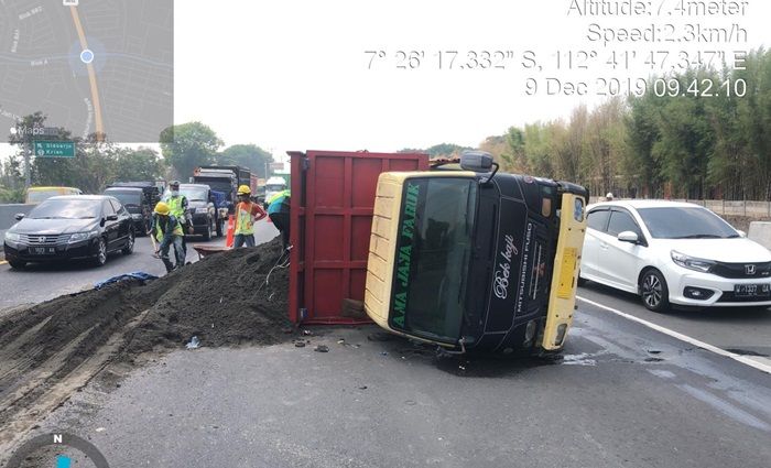 As Roda Patah, Truk Muat Pasir Terguling di Tol Sidoarjo