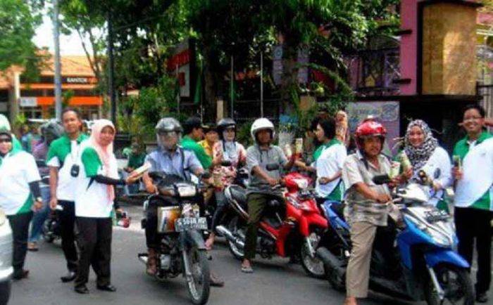 Peringati Hari Anti Korupsi, Pegawai Kejari Lamongan Sebar 1000 Stiker