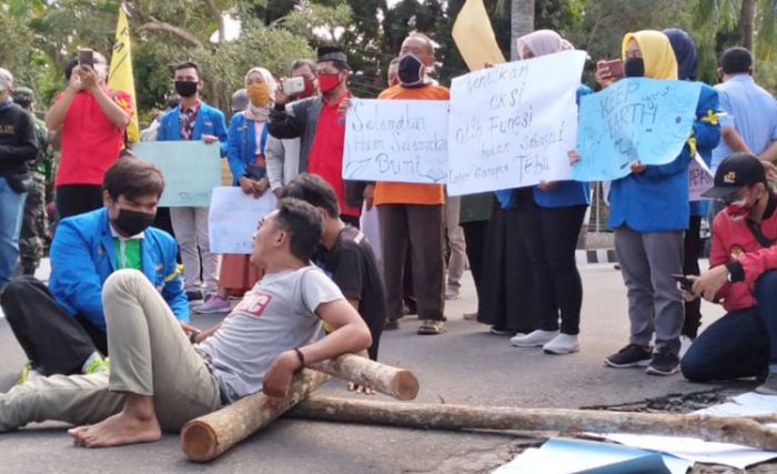 Mahasiswa Blitar Unjuk Rasa di depan Kantor Perhutani Blitar, Sikapi Masalah Alih Fungsi Lahan