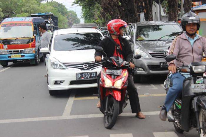 Lalu Lintas Semrawut di Depan SDN Pucang Sidoarjo