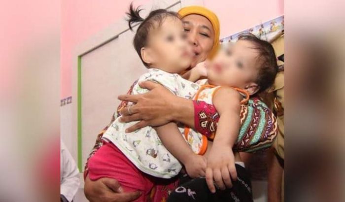 ​Gendong Kembar Siam Akila-Azila, Gubernur Khofifah: Insyaallah Sebentar Lagi, Dokter Siap