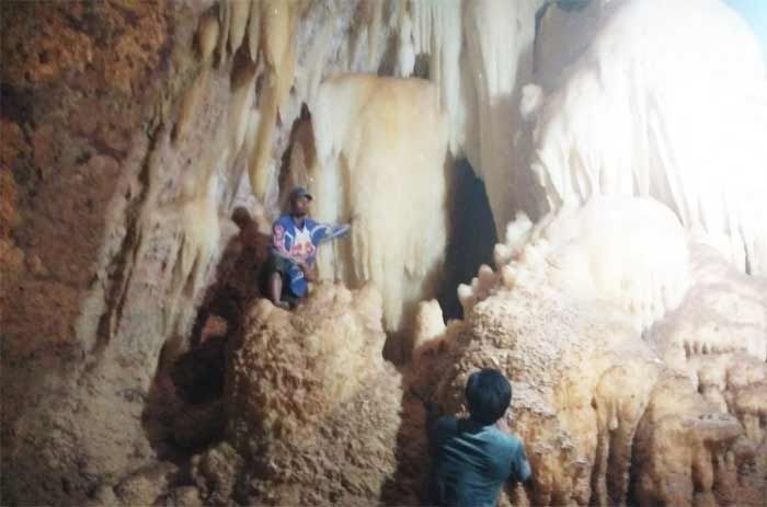 Penambang Kumbung di Semanding Temukan Gua Cantik