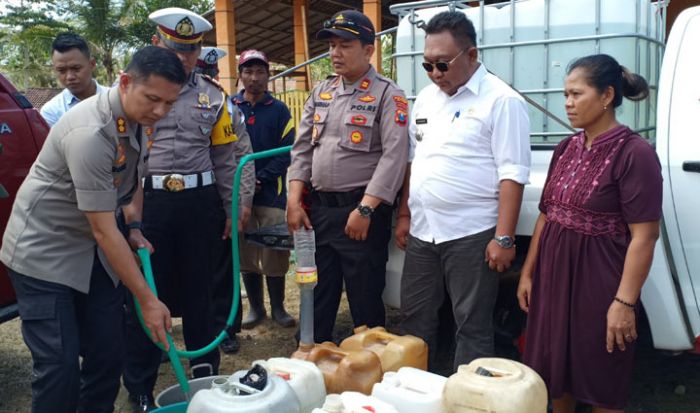 Polisi Dropping Air Bersih ke Desa Terdampak Kekeringan di Blitar Selatan