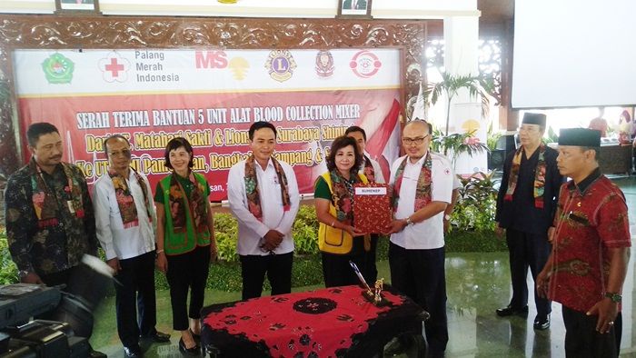 Bupati Pamekasan Terima Bantuan 5 Unit Alat Blood Collection Mixer