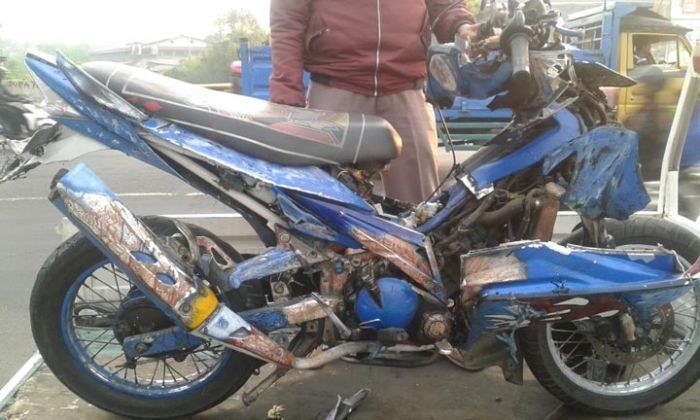 Pengendara Sepeda Motor Tabrak Pantat Truk di Taman Sidoarjo, Gegar Otak Berat