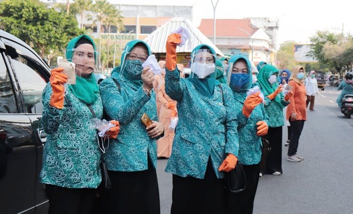 TP PKK Kota Pasuruan Gandeng Ibu-ibu Bhayangkari dan Persit Bagikan Masker Kain