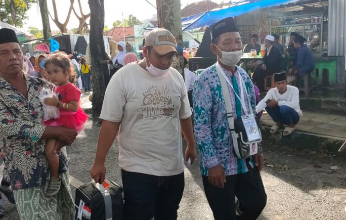 Diantar Keluarga Menuju Bus, Tukang Becak Naik Haji di Sampang Berangkat Tanpa Didampingi Istri