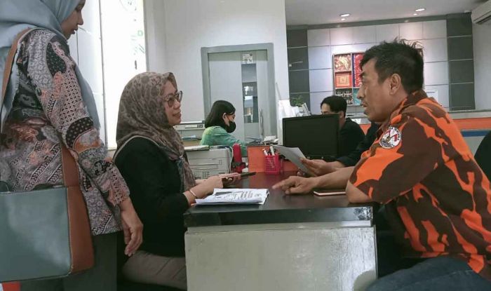 Dana Tak Bisa Cair, Puluhan Warga Penerima Program Indonesia Pintar di Probolinggo Kecewa