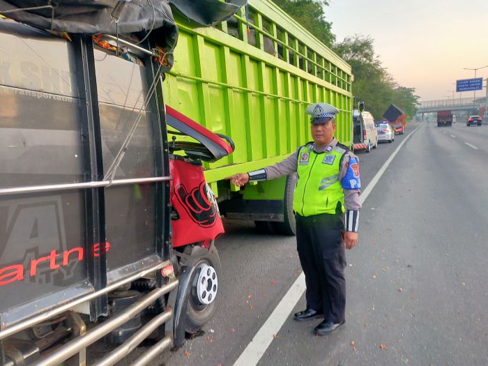 Diduga Mengantuk, Sopir dan Kernet Truk Tewas Usai Tabrak Kendaraan di Tol Sidoarjo