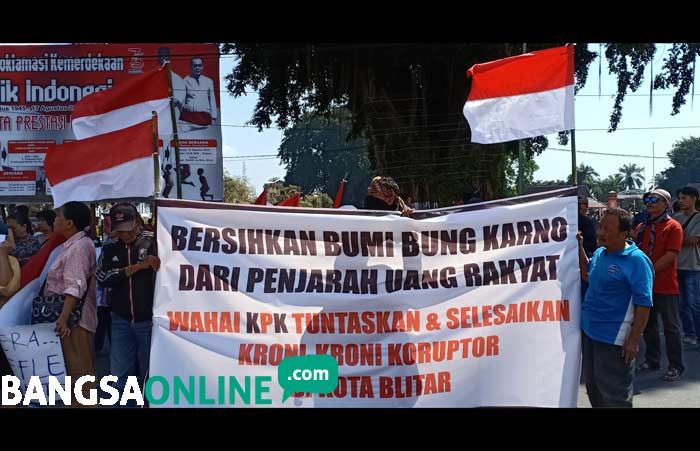 Aliansi Pedagang di Kota Blitar Demo Tuntut Pembangunan Pasar Legi