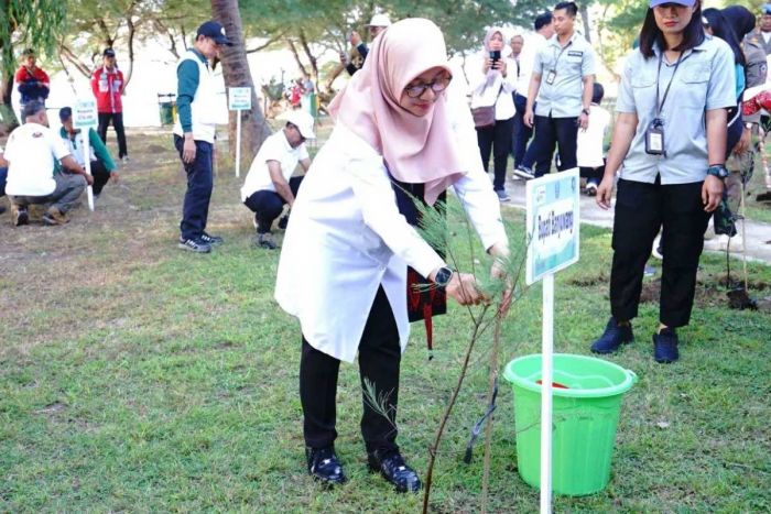 Peringati Hari Lingkungan Hidup, Bupati Banyuwangi Bersama Ratusan Siswa Tanam Pohon Cemara Laut