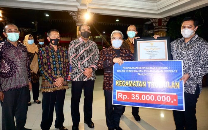 Penyerahan Stimulan dan Insentif Kecamatan Berkinerja Terbaik Penanggulangan Covid-19 Tahun 2020