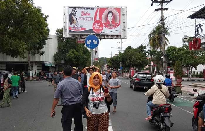 Panwaslu Blitar Keder Dihadang Kader dan Simpatisan PDIP, Batal Copot Baliho Bergambar Puti