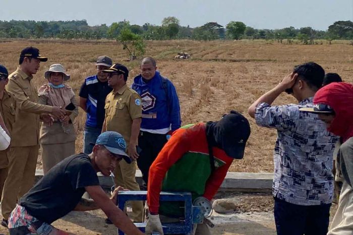 Bupati Yuhronur Pantau Pembangunan Jamula di Perbatasan Lamongan-Gresik