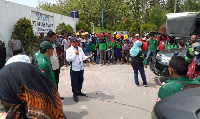 Puluhan Buruh Demo PT. Aplus, Tuntut Pembayaran Upah Lembur Sopir