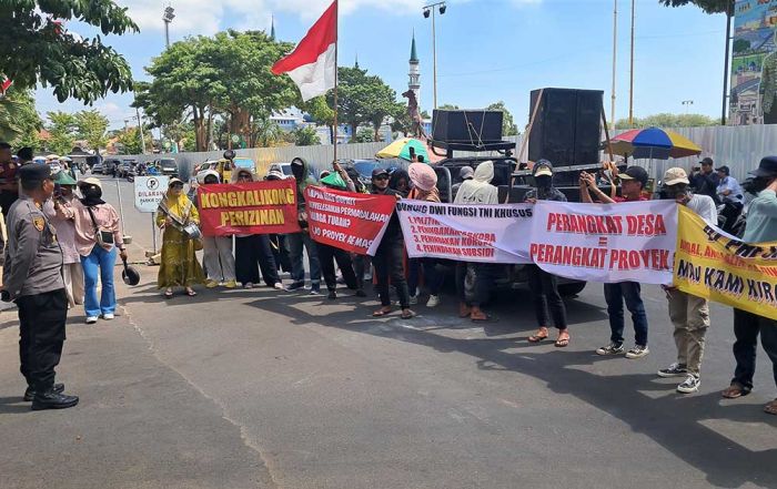 Sambil Bawa Alat Dapur, Puluhan Emak-Emak Geruduk PT SAG Tuban