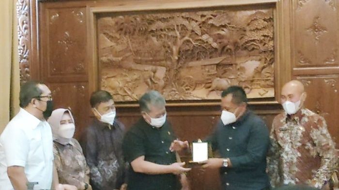 Pamit ke Pimpinan Dewan, Heru Tjahjono Didampingi Wahid Wahyudi