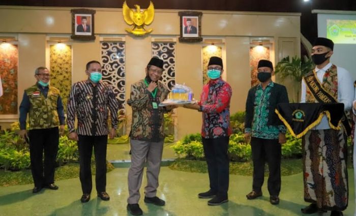 Mahfud MD Beri Bantuan APD untuk Pesantren dan Ormas di Pamekasan